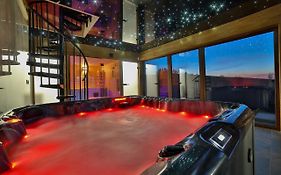 Maciejowe Wzgórze Domek z dwoma niezależnymi apartamentami ze SPA - Sauna, Jacuzzi, Tężnia, Izba Solna i Solankowa, Balia na wyłączność z hydromasażami
